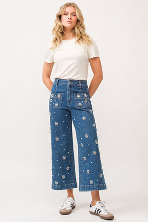 Elevate your style (and rise) with Dear John's Audrey high rise cropped pant. Show off your legs and pair with your favorite top for a playful and trendy look.