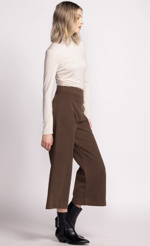 Look no further for your fancy pants--the Pink Martini Nadia Pant is here! From its cropped wide leg look to its undeniable sass, these pants are sure to add a little pizzaz and sparkle to every occasion. Suitable for day or night wear, these are the pants that give your wardrobe a serious upgrade!