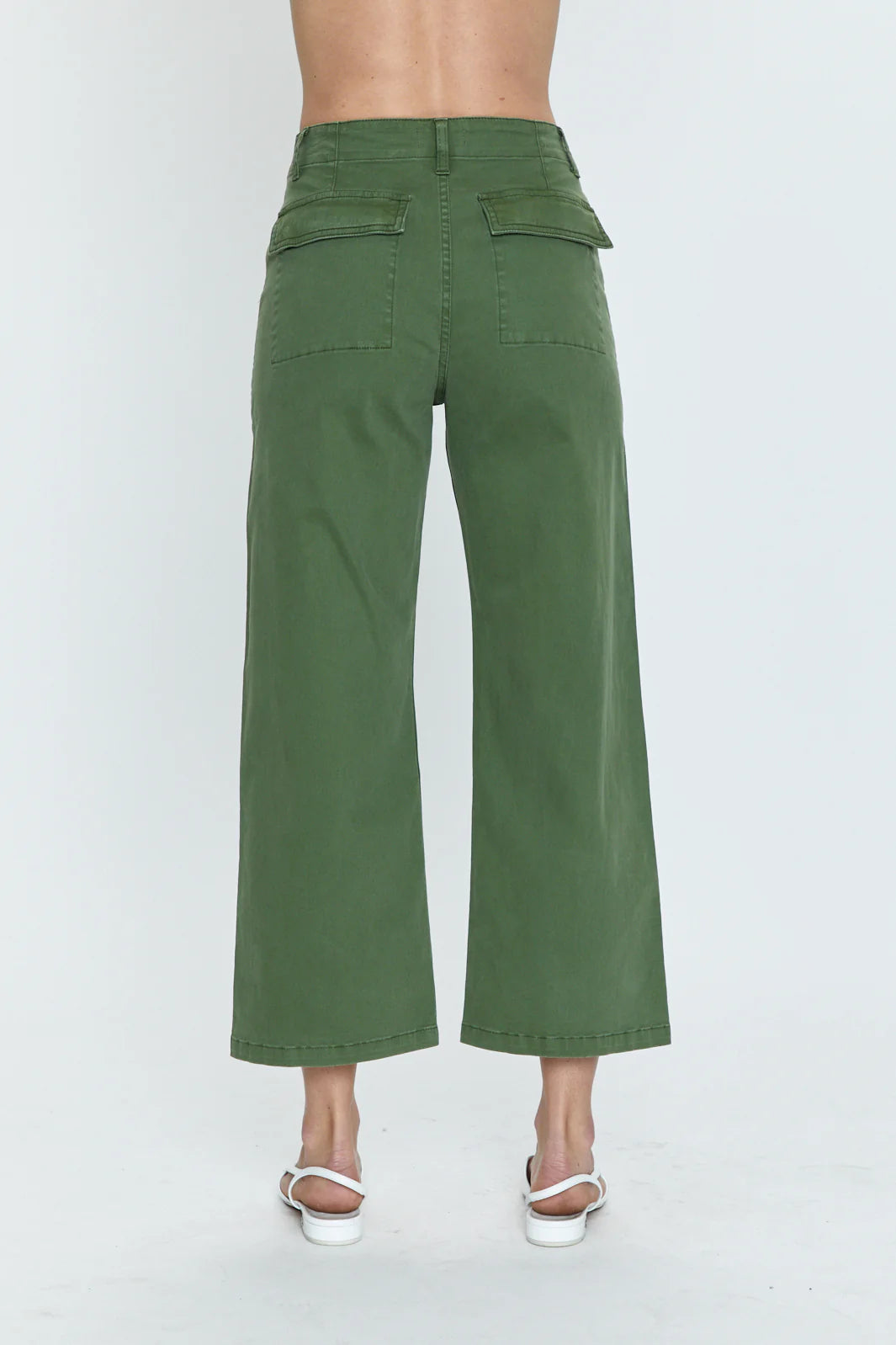 Sharpest tool in the shed. Relaxed, wide leg silhouette with a cropped, ankle length hem. Patch front pockets with seaming and button flap back pockets nod to utility design inspiration. Sophia is crafted from a comfort-driven trouser fabrication with stretch.&nbsp;