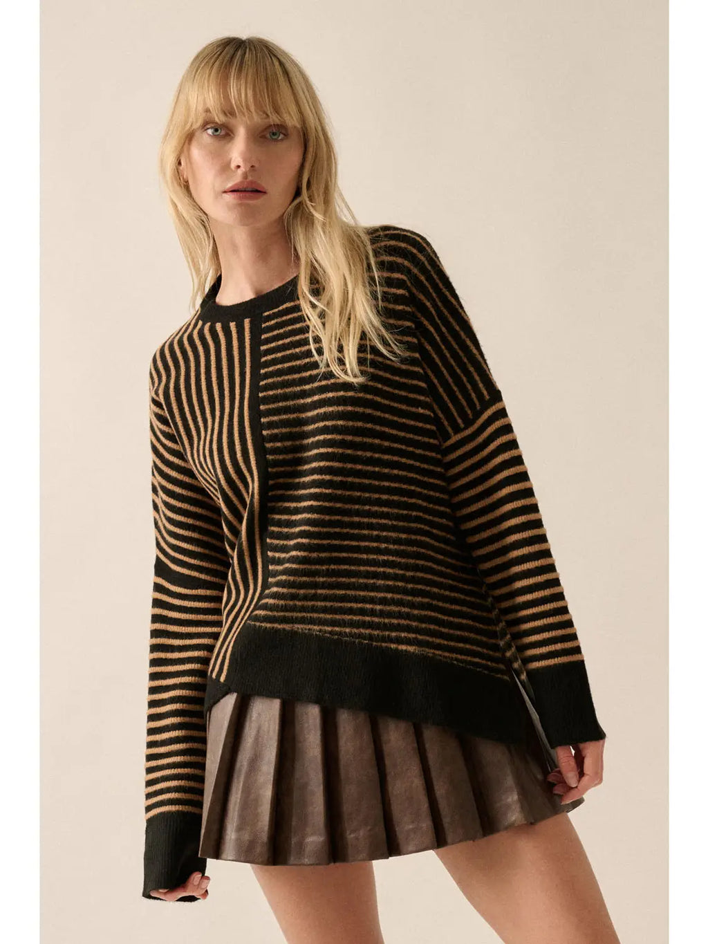 Get ready to howl at the moon in the Promesa Moonsmoke sweater! This striped round neck sweater features an asymmetrical hem, perfect for adding some unique flair to your outfit. Stay cozy and stylish with this must-have piece