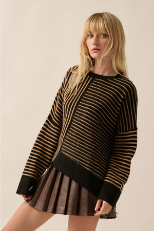 Get ready to howl at the moon in the Promesa Moonsmoke sweater! This striped round neck sweater features an asymmetrical hem, perfect for adding some unique flair to your outfit. Stay cozy and stylish with this must-have piece