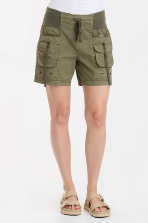 This premium poplin drawstring-waist short features a raw-edge contrast ribbed waistband, twill tape details, cargo pockets with ladder lock buckles, and antique brass eyelets throughout.