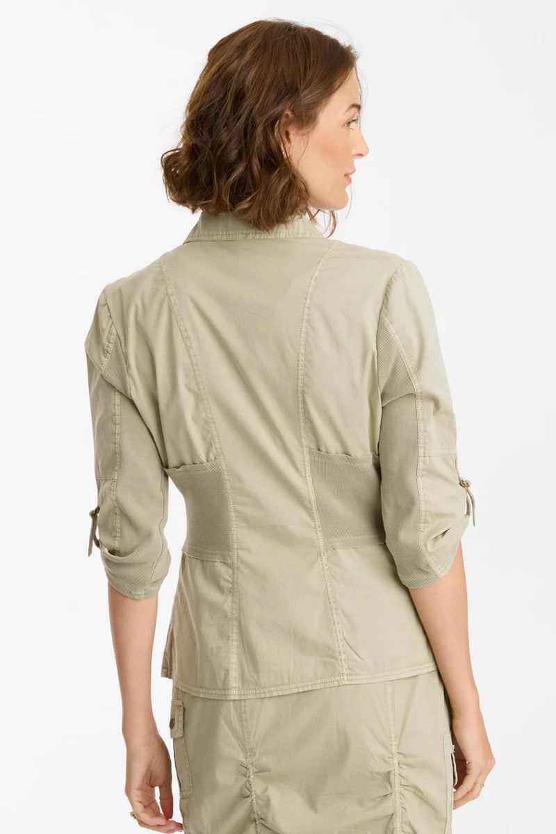 Made of our premium poplin, a classic collar graces this form-fitting jacket. Wexel features an antique brass ring pull zipper, twill tape details on the buckled cargo pockets and antique brass eyelet details throughout. Also featuring contrasting panels at the front/back waist and under the sleeve for maximum flexibility.