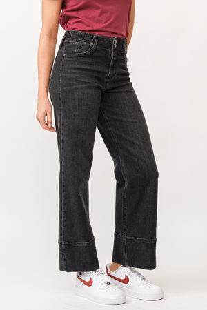 Super high rise straight leg jeans. Designed precision, they sit just a touch lower on the waist and effortlessly follow a straight, easy line from the hip to mid-thigh.&nbsp;