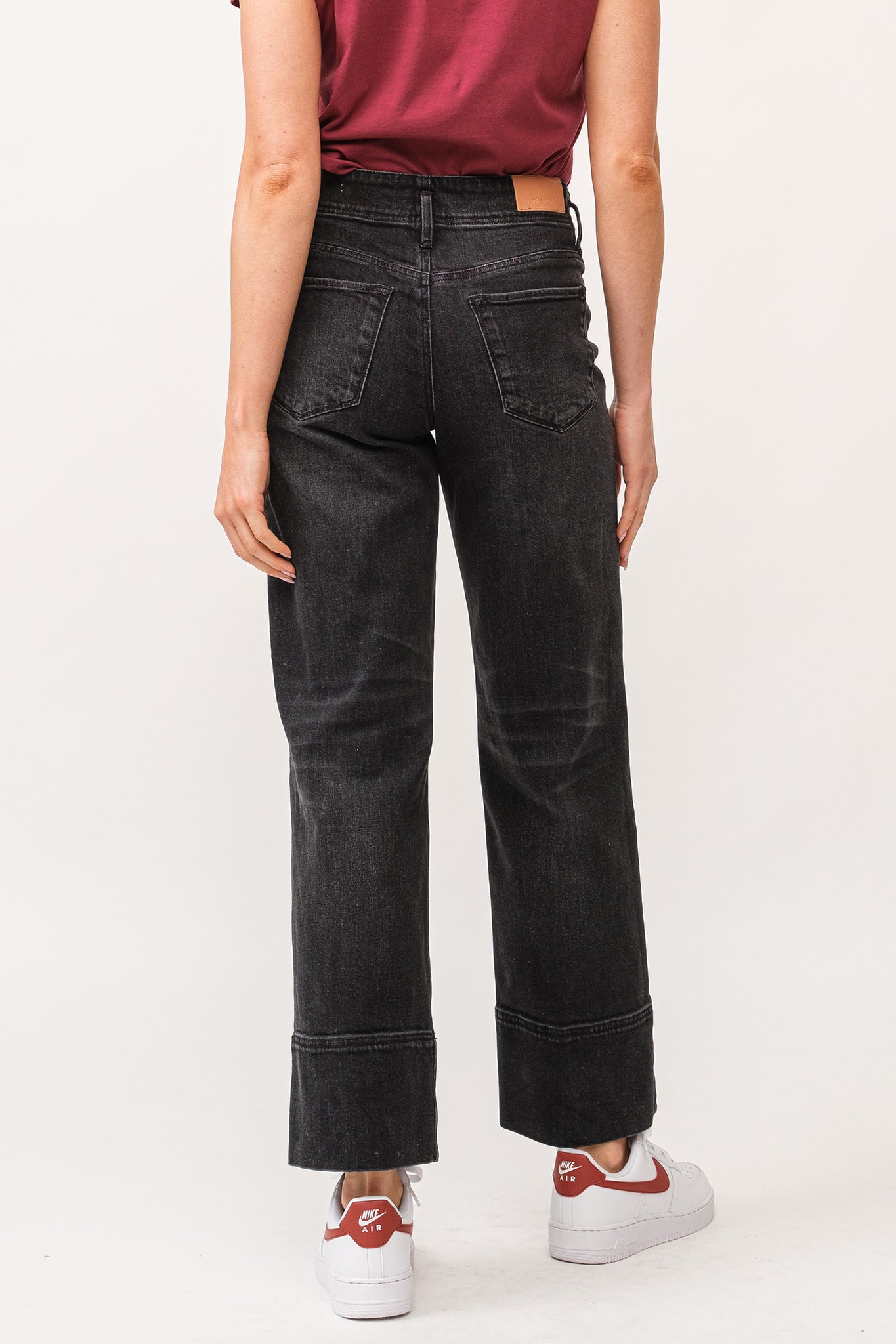 Super high rise straight leg jeans. Designed precision, they sit just a touch lower on the waist and effortlessly follow a straight, easy line from the hip to mid-thigh.&nbsp;