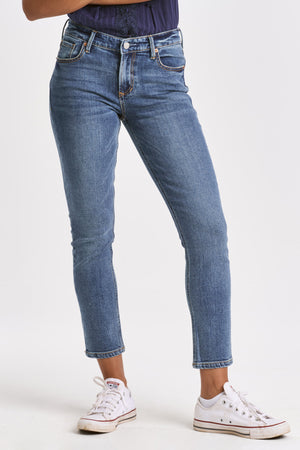 Get ready to fall in love with these mid rise clean hem jeans, aptly named Dear John | Aiden. The perfect combination of stylish and comfortable, these jeans will have you feeling confident all day long. Say goodbye to uncomfortable waistbands and hello to the perfect fit.