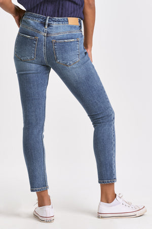 Get ready to fall in love with these mid rise clean hem jeans, aptly named Dear John | Aiden. The perfect combination of stylish and comfortable, these jeans will have you feeling confident all day long. Say goodbye to uncomfortable waistbands and hello to the perfect fit.