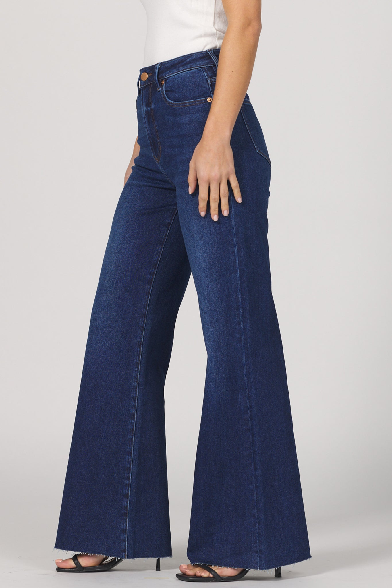 Step into effortless style with the Dear John Fiona jeans. Featuring a high-rise fit that flatters your waist and a playful cut-off hem for a touch of edge, these jeans are perfect for mixing comfort with cool. Whether you're dressing up or keeping it casual, Fiona adds a fun twist to your everyday look.