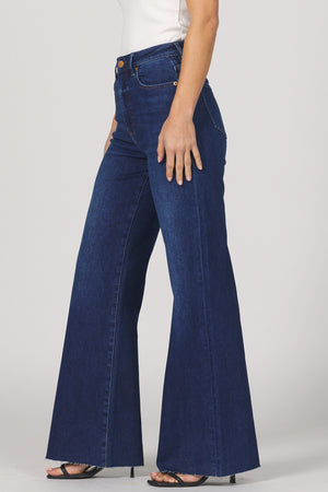 Step into effortless style with the Dear John Fiona jeans. Featuring a high-rise fit that flatters your waist and a playful cut-off hem for a touch of edge, these jeans are perfect for mixing comfort with cool. Whether you're dressing up or keeping it casual, Fiona adds a fun twist to your everyday look.