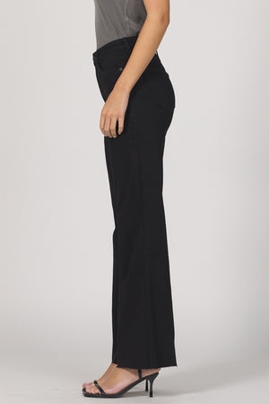 Step into effortless style with the Dear John Fiona jeans. Featuring a high-rise fit that flatters your waist and a playful cut-off hem for a touch of edge, these jeans are perfect for mixing comfort with cool. Whether you're dressing up or keeping it casual, Fiona adds a fun twist to your everyday look.