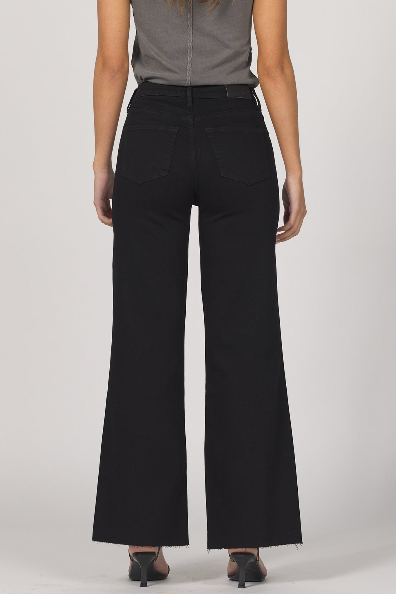 Step into effortless style with the Dear John Fiona jeans. Featuring a high-rise fit that flatters your waist and a playful cut-off hem for a touch of edge, these jeans are perfect for mixing comfort with cool. Whether you're dressing up or keeping it casual, Fiona adds a fun twist to your everyday look.