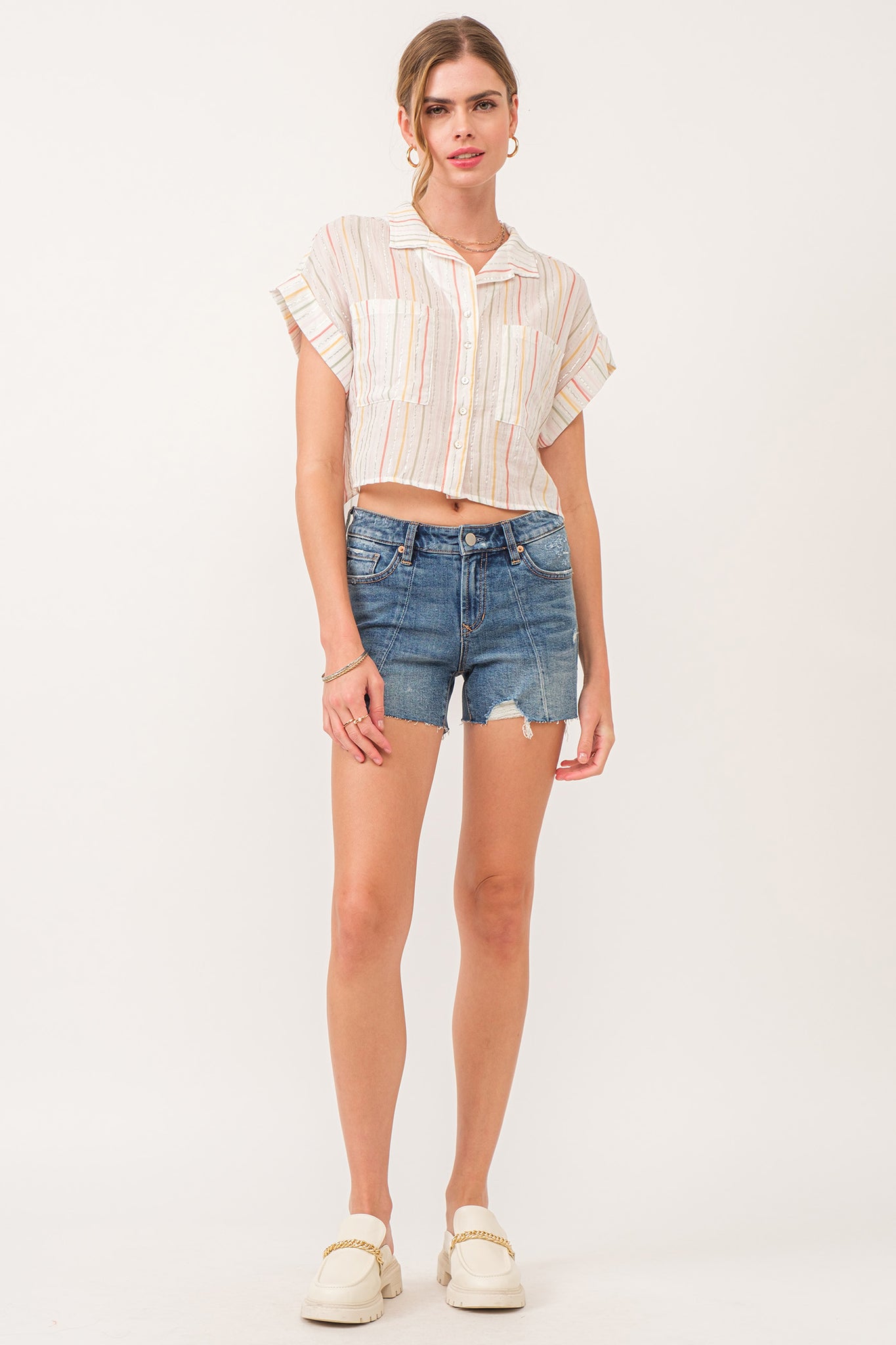 These mid-rise shorts feature a trendy frayed hem and are perfect for any summer adventure.