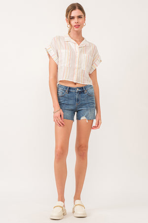 These mid-rise shorts feature a trendy frayed hem and are perfect for any summer adventure.