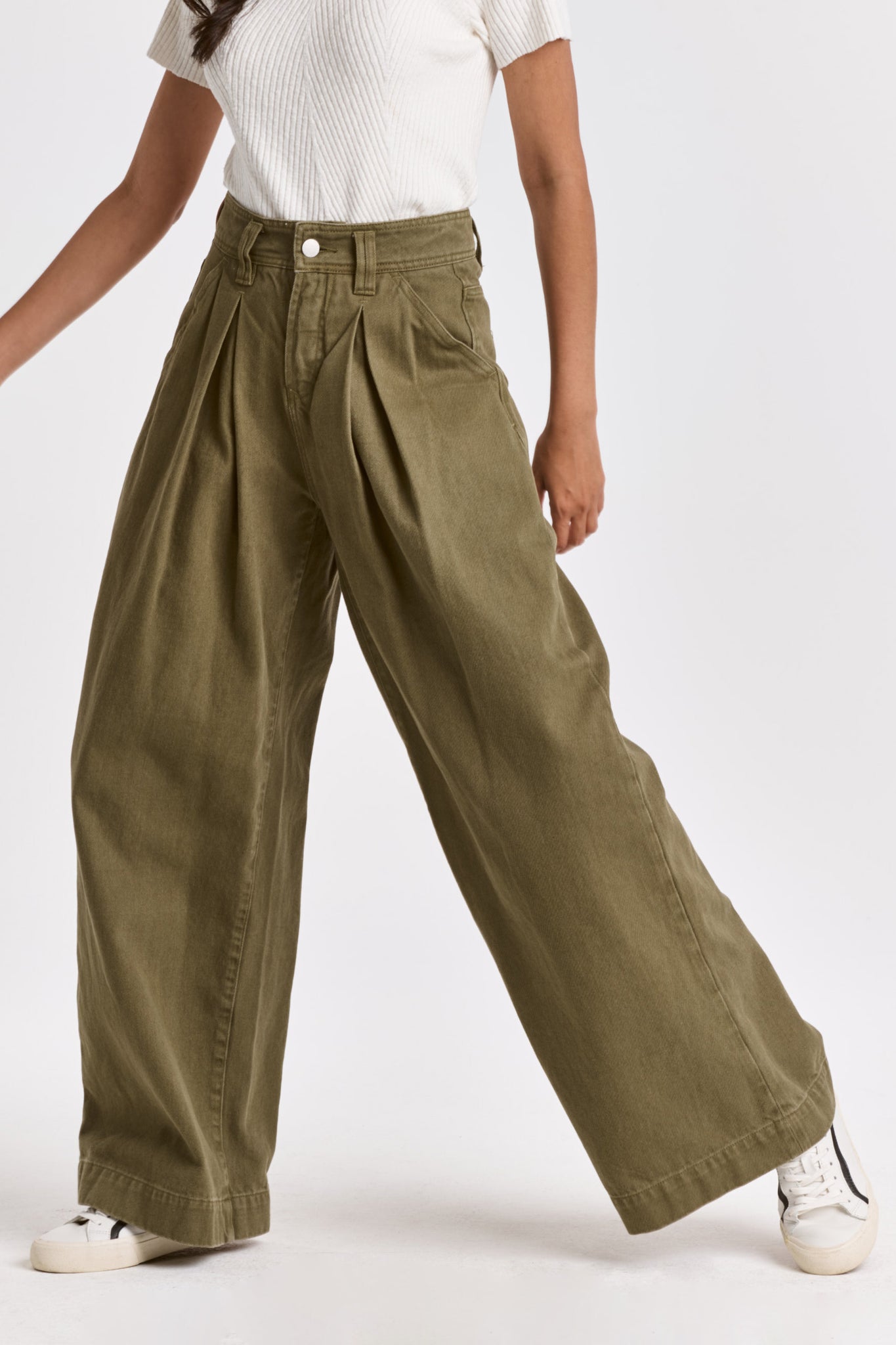 Get ready to turn heads in our Dear John Lanee pants! With a super high rise and full leg design, these pants will not only elongate your legs but also provide maximum comfort. Perfect for a chic yet relaxed look.