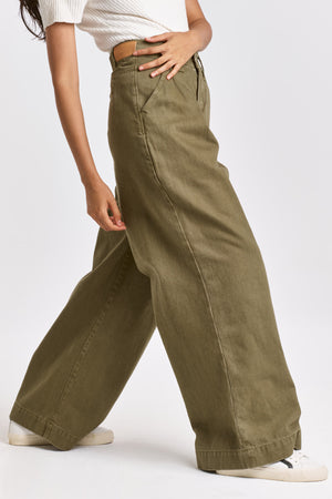 Get ready to turn heads in our Dear John Lanee pants! With a super high rise and full leg design, these pants will not only elongate your legs but also provide maximum comfort. Perfect for a chic yet relaxed look.