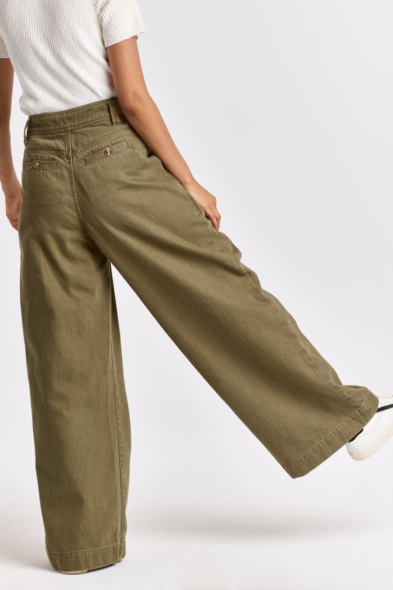 Get ready to turn heads in our Dear John Lanee pants! With a super high rise and full leg design, these pants will not only elongate your legs but also provide maximum comfort. Perfect for a chic yet relaxed look.