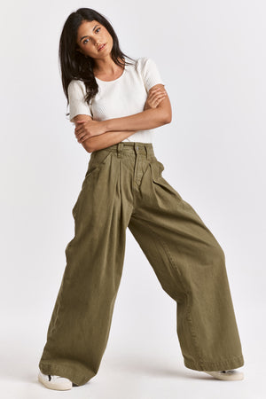 Get ready to turn heads in our Dear John Lanee pants! With a super high rise and full leg design, these pants will not only elongate your legs but also provide maximum comfort. Perfect for a chic yet relaxed look.