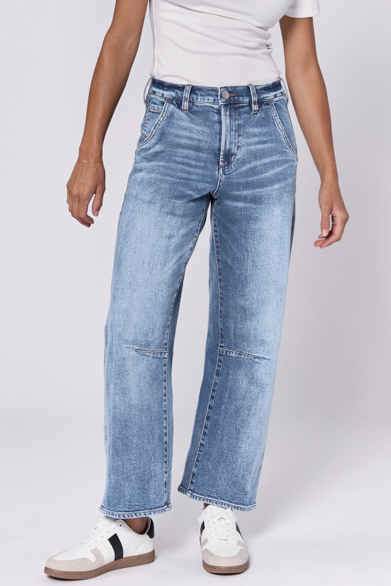 Get ready to lasso everyone's attention with Dear John's high rise jeans! The clean hem adds a touch of sophistication to this quirky and playful design. Perfect for those who don't take themselves too seriously (but still want to look amazing).