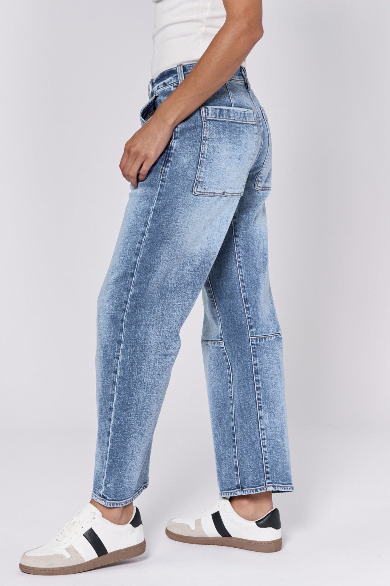 Get ready to lasso everyone's attention with Dear John's high rise jeans! The clean hem adds a touch of sophistication to this quirky and playful design. Perfect for those who don't take themselves too seriously (but still want to look amazing).