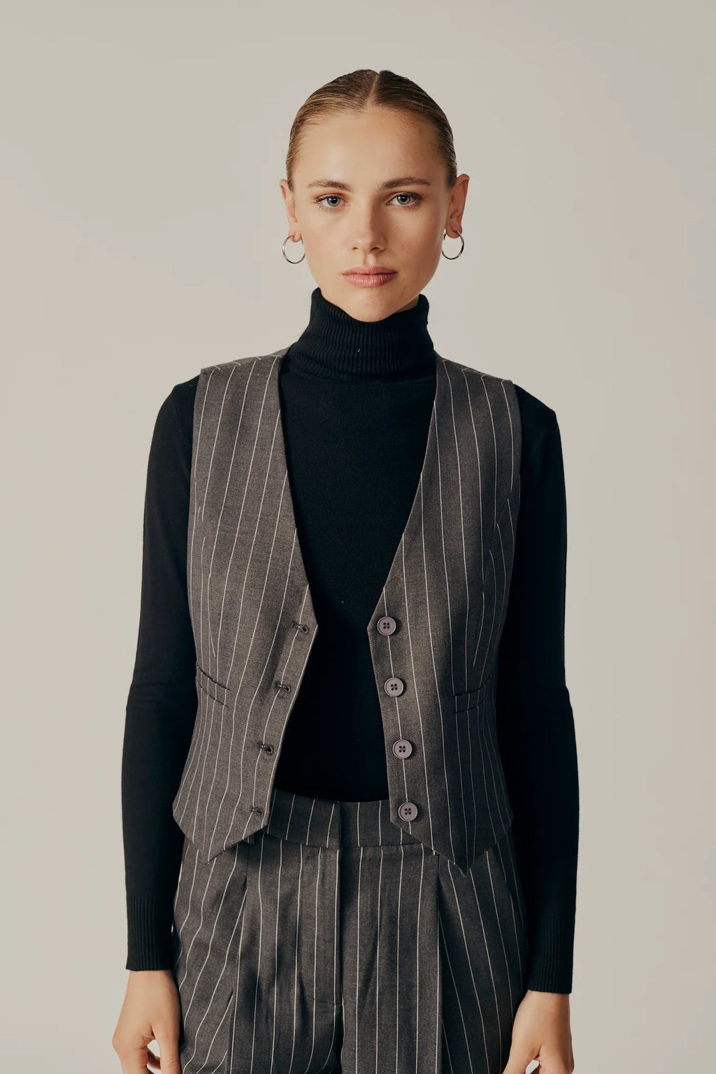 Add some unexpected style to your outfit with the Deluc Taxus waistcoat in a trendy grey melange color. Perfect for layering, this waistcoat will elevate your look with its playful and quirky tone. Don't miss out on this unique piece!