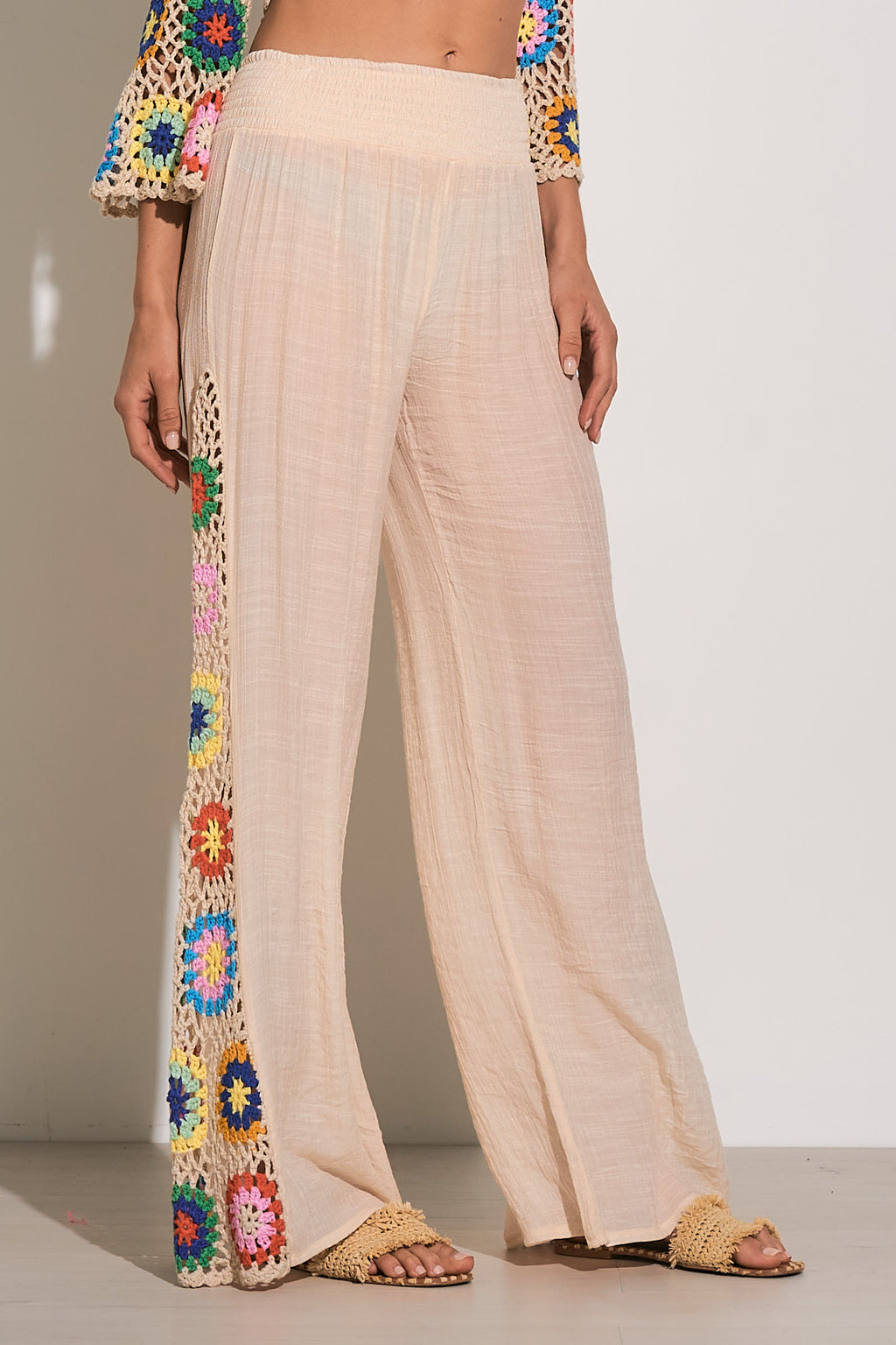 A chic crochet look, the Sao pants features an accent of flower panels for a bohemian feel. Airy and effortless for easy cover up over swimwear.