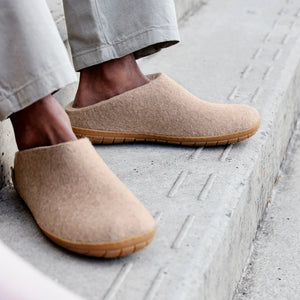 Felt slipper of 100% pure natural wool with a sole of natural rubber.