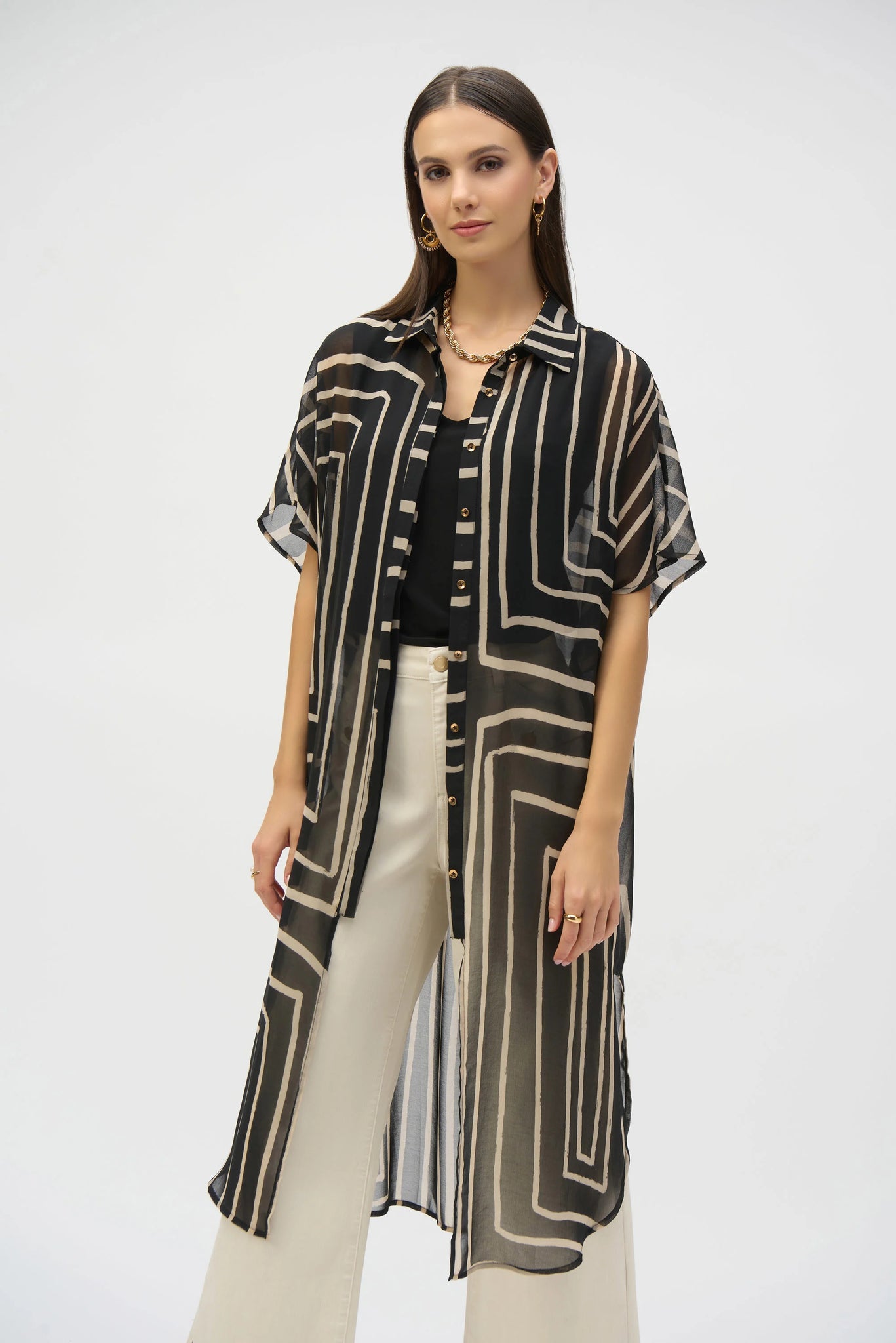 Lightweight chiffon, relaxed short dolman sleeves, and a mesmerizing geometric print come together to create a refreshing, easy-to-wear blouse. A shirt collar gives the piece soft tailoring, while a straight silhouette offers comfort and versatility.