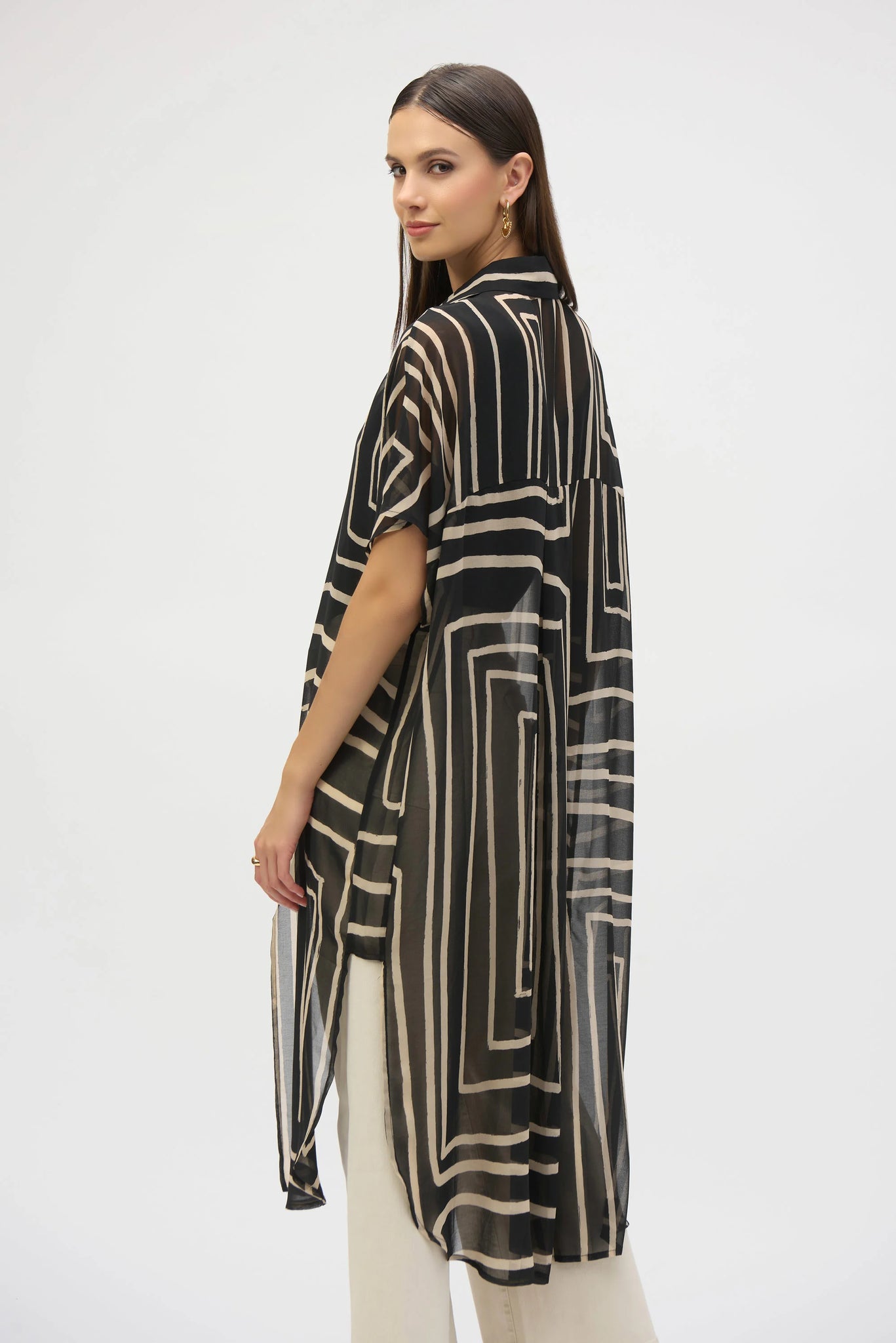 Lightweight chiffon, relaxed short dolman sleeves, and a mesmerizing geometric print come together to create a refreshing, easy-to-wear blouse. A shirt collar gives the piece soft tailoring, while a straight silhouette offers comfort and versatility.