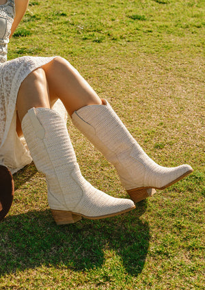 The perfect transitional piece to pair with all your raffia accessories. JENAH is crafted with raffia and leather throughout, blending laid-back boho vibes with a hint of western flair. With a 2.2-inch leather heel and our signature MIA footbed, this boot is a no-brainer for concerts and music festivals.