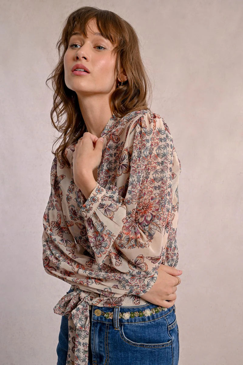 Introducing the Molly Bracken Capucine, a printed and semi-transparent blouse that adds a touch of whimsy to any outfit. Perfect for those who don't take themselves too seriously, this blouse is playful and fun with its unique design. So go ahead, let your quirky side shine with the Capucine!
