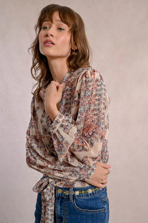 Introducing the Molly Bracken Capucine, a printed and semi-transparent blouse that adds a touch of whimsy to any outfit. Perfect for those who don't take themselves too seriously, this blouse is playful and fun with its unique design. So go ahead, let your quirky side shine with the Capucine!