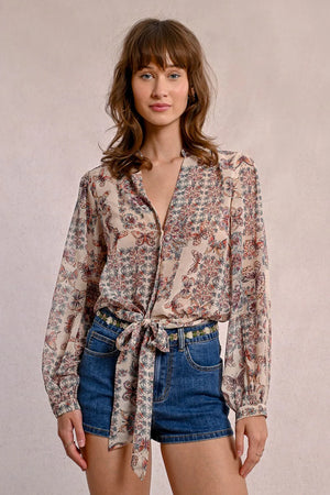 Introducing the Molly Bracken Capucine, a printed and semi-transparent blouse that adds a touch of whimsy to any outfit. Perfect for those who don't take themselves too seriously, this blouse is playful and fun with its unique design. So go ahead, let your quirky side shine with the Capucine!