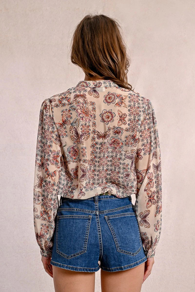 Introducing the Molly Bracken Capucine, a printed and semi-transparent blouse that adds a touch of whimsy to any outfit. Perfect for those who don't take themselves too seriously, this blouse is playful and fun with its unique design. So go ahead, let your quirky side shine with the Capucine!