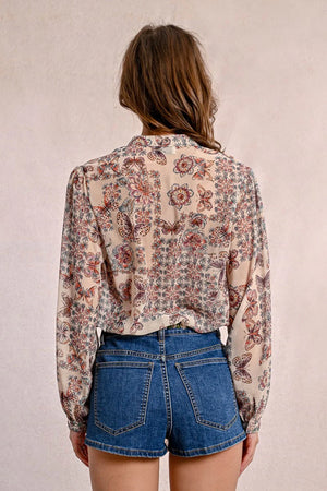 Introducing the Molly Bracken Capucine, a printed and semi-transparent blouse that adds a touch of whimsy to any outfit. Perfect for those who don't take themselves too seriously, this blouse is playful and fun with its unique design. So go ahead, let your quirky side shine with the Capucine!