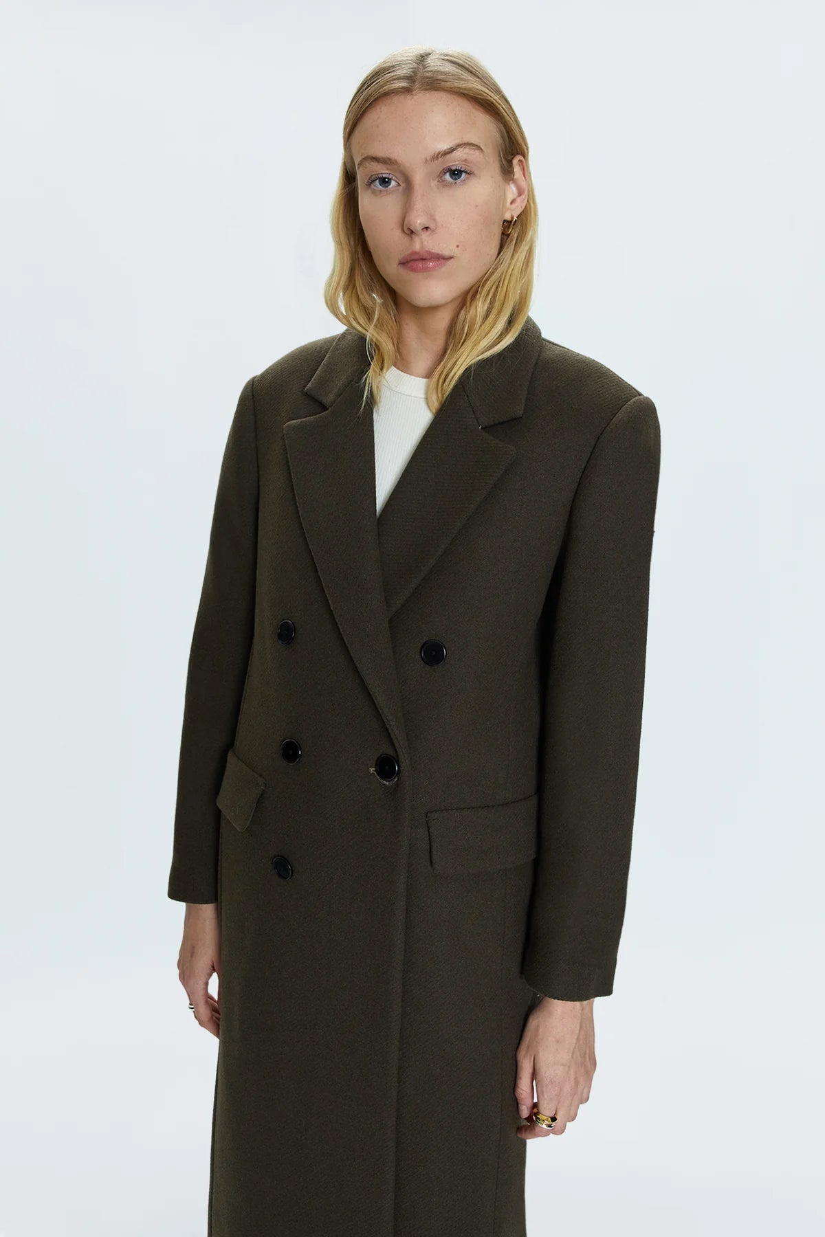 Elevate your style game with Pistola's Prescott coat! This double breasted wool coat adds a touch of sophistication and warmth to your wardrobe. Perfect for chilly days and making a statement.