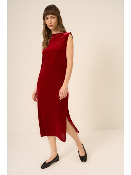 The Heading Out Velvet Dress combines ease with elegance. Made from soft velvet, this simple column dress features side slits, a boat neck, and muscle shoulders for a sleek, modern silhouette. With its midi length, it's perfect for any occasion. Throw it on with boots for a look that’s effortlessly cool and refined.