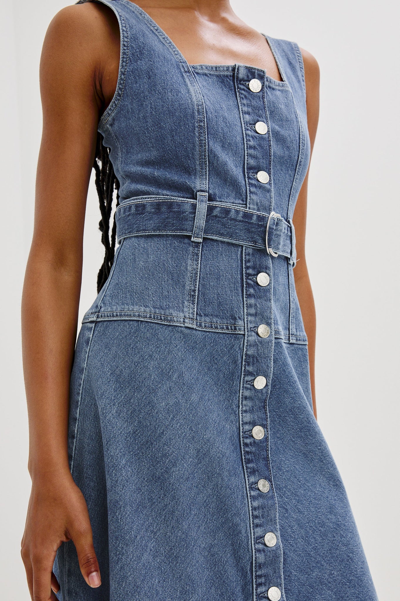 The Aliso denim midi dress features a flared skirt with plenty of movement, crafted from recycled cotton. An adjustable denim belt allows for a personalized, form-flattering fit.