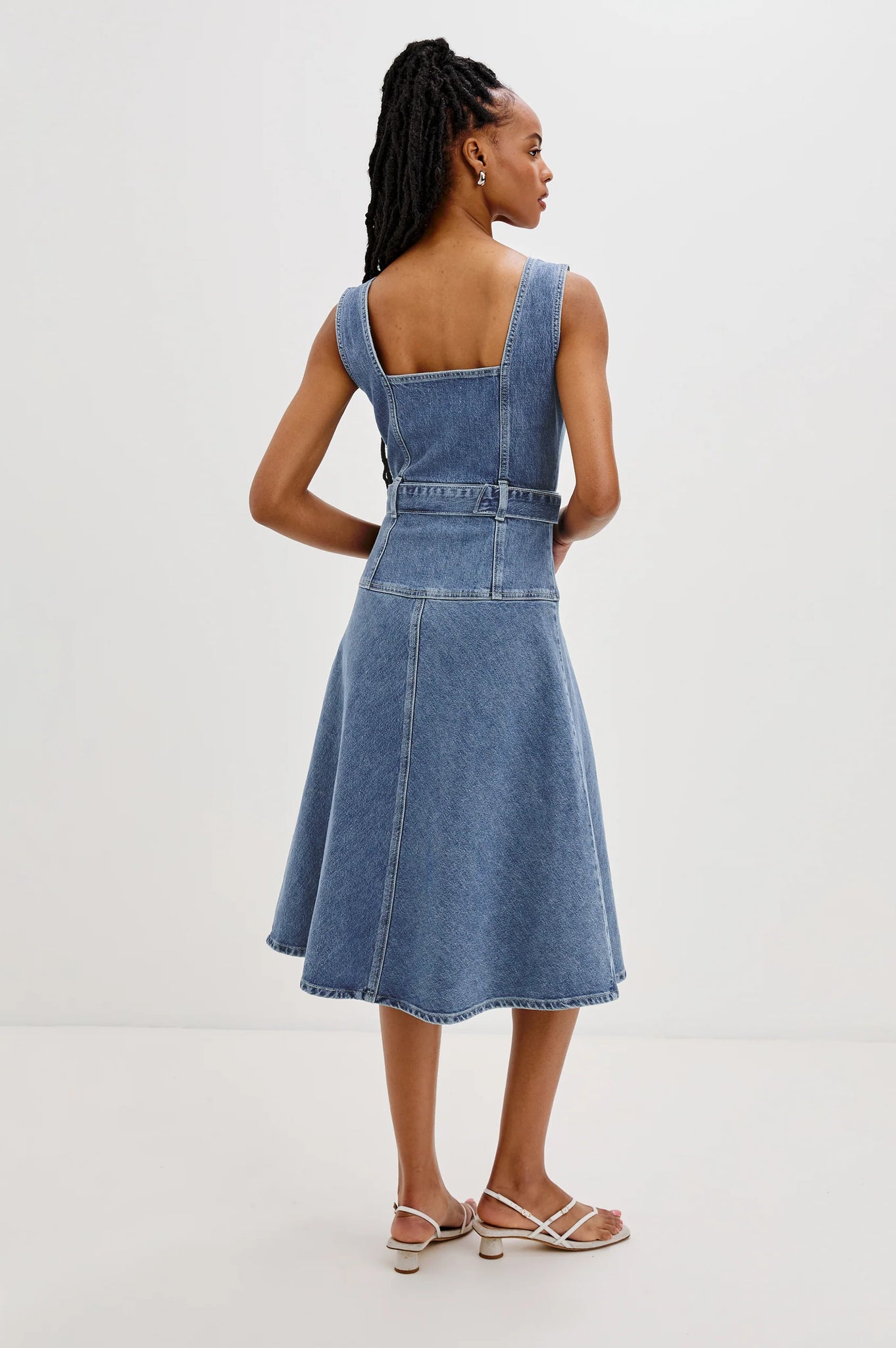 The Aliso denim midi dress features a flared skirt with plenty of movement, crafted from recycled cotton. An adjustable denim belt allows for a personalized, form-flattering fit.