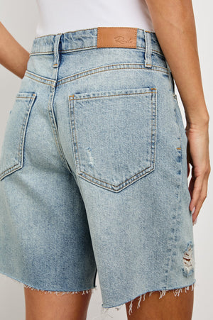 Crafted from 100% cotton, the Beachwood is a high-rise short cut at the ideal Bermuda length for outdoor adventures. It has a vintage-inspired fit with a button fly and raw-edge hem.