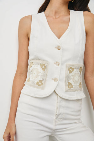The La Jolla is a cropped denim vest featuring horn buttons and unique crochet patch pockets. Its cotton fabrication provides a flattering structure with just the right amount of subtle stretch.