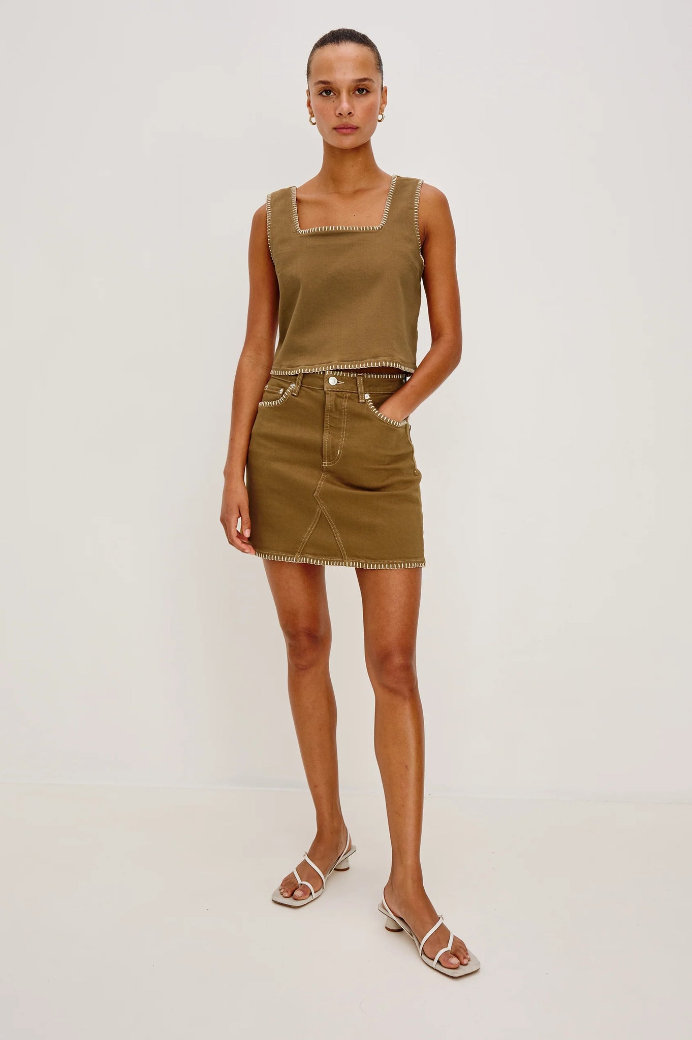 Inspired by 'It' girls of the 90s, the Laurel is a high-rise mini with a fitted waist, zipper fly, and A-line shape. Complete with a contrast white blanket stitch in a 100% cotton fabrication, this skirt is an instant classic.