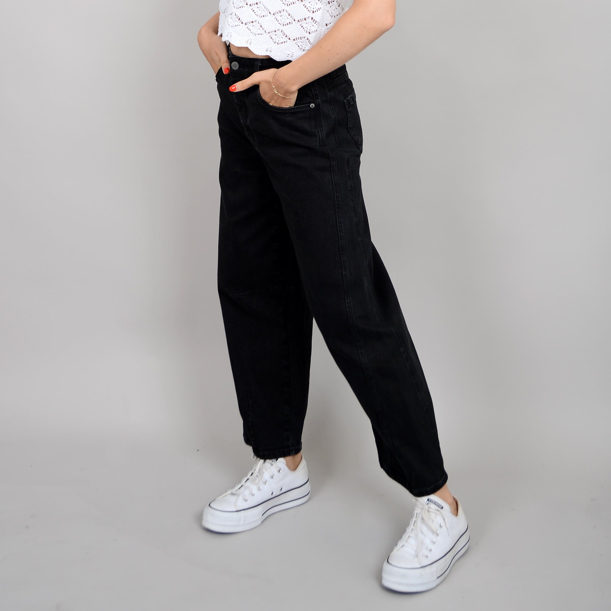 Introducing the RD Style Barni, the perfect 5 pocket zip pant for all your adventures! With 5 pockets for ample storage and convenient zippers for easy access, these pants are both functional and trendy. Get ready to rock your style with the RD Style Barni!