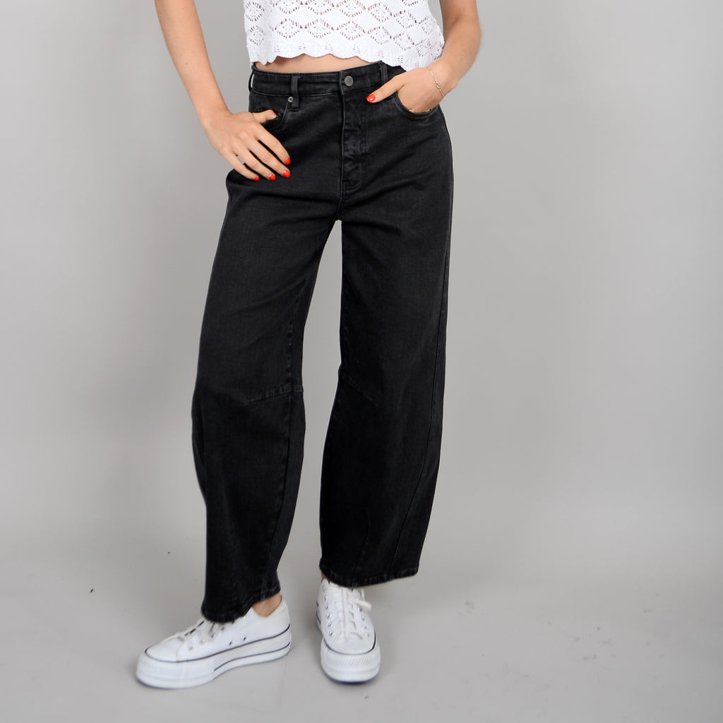 Introducing the RD Style Barni, the perfect 5 pocket zip pant for all your adventures! With 5 pockets for ample storage and convenient zippers for easy access, these pants are both functional and trendy. Get ready to rock your style with the RD Style Barni!