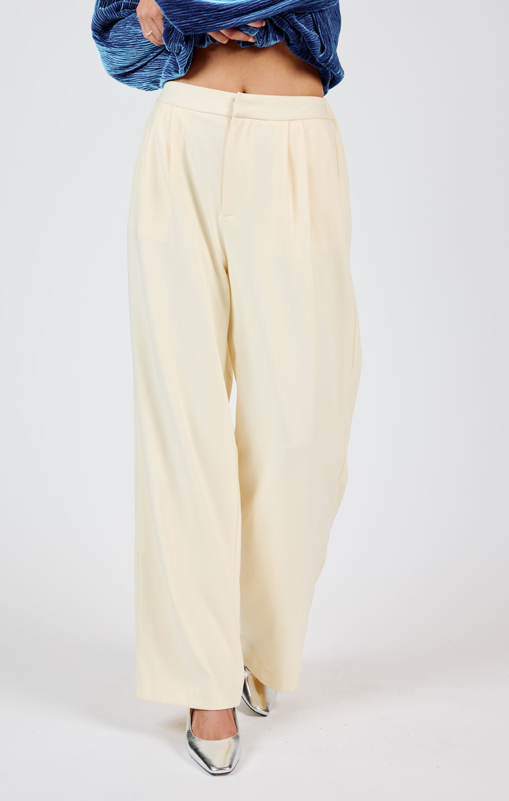 Looking for the perfect pants to elevate your style? Look no further than Sadie &amp; Sage's Midday Latte front pleated pants. These pants not only add a touch of sophistication with their pleated design, but also provide a comfortable fit for all-day wear. Upgrade your wardrobe with this must-have piece.