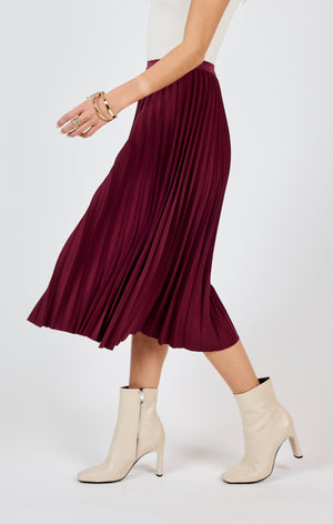 Get ready to make a statement in the Sadie & Sage Silent Streets pleated midi skirt! With its unique pleated design, this skirt adds a touch of playfulness and personality to any outfit. Perfect for standing out in a crowd and bringing a smile to everyone's face. (Warning: may cause excessive twirling and compliments!)