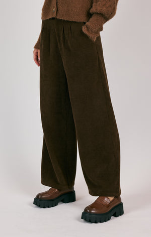 The Sage the Label Paradox Pant is the ultimate corduroy pant, adding a touch of texture to any outfit. Its versatile and durable material provides both style and comfort, making it a must-have addition to your wardrobe. Get ready to elevate your fashion game with these statement-making pants!