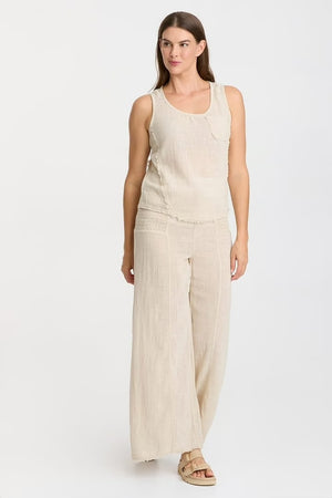 Now in Cocoon Gauze, beloved Kaj features a smocked elastic side waist with a functional drawstring, a wide-leg silhouette, and a raw-edge hem for a flattering, streamlining look.