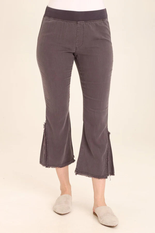 Another perfect stretch twill crop as a denim alternative option. Featuring a groovy raw edge wide leg created by open asymmetrical seaming up the calf, Hakarl has an elastic pull-on waistband with faux fly, two jean-style back pockets.