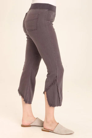 Another perfect stretch twill crop as a denim alternative option. Featuring a groovy raw edge wide leg created by open asymmetrical seaming up the calf, Hakarl has an elastic pull-on waistband with faux fly, two jean-style back pockets.