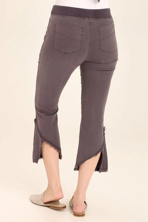 Another perfect stretch twill crop as a denim alternative option. Featuring a groovy raw edge wide leg created by open asymmetrical seaming up the calf, Hakarl has an elastic pull-on waistband with faux fly, two jean-style back pockets.